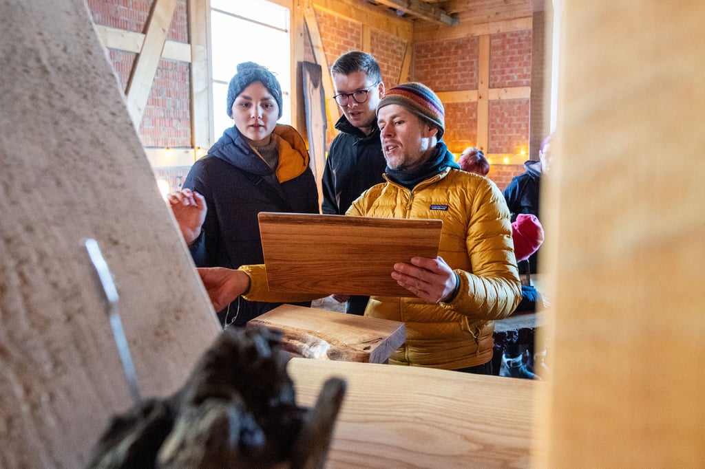 Der Holzwerkhof von Mathias Scheffel (r.) stellte sich im Hof von Torsten General am Steinweg vor.