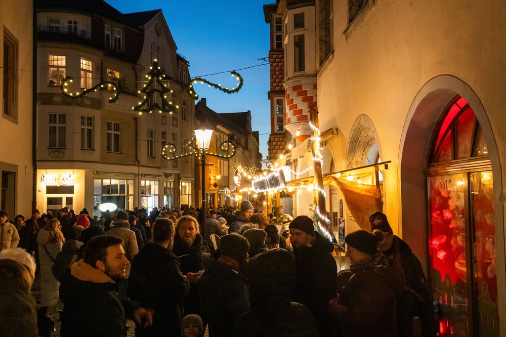 In der Herrenstraße war zeitweise kaum ein Durchkommen. Neben der Pizzeria gab es elektronische Klänge von der Friendship-Crew.