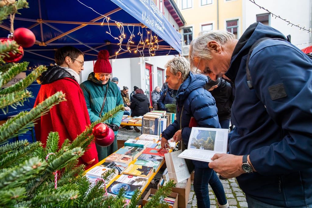 Der Förderverein der Bibliothek lud zum  Stöbern und Schmökern ein, bat zudem um Spenden.
