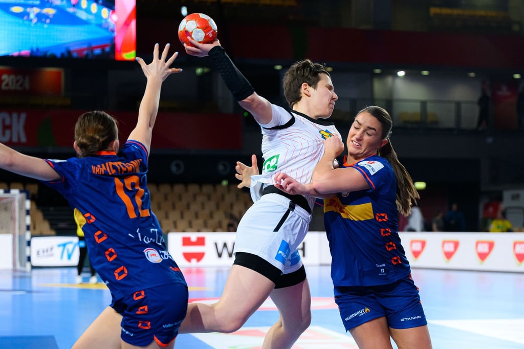 Die deutschen Handballerinnen haben das EM-Vorrundenspiel gegen die Niederlande verloren.