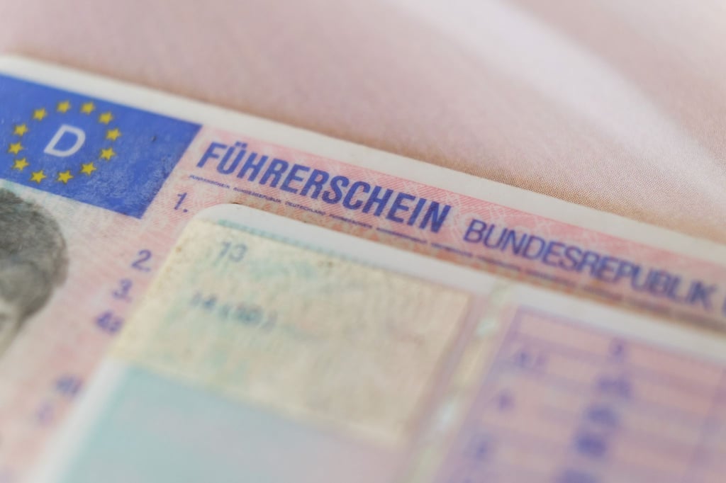 Seit einigen Jahren müssen etappenweise alte Führerscheine in neue im Scheckkartenformat umgetauscht werden - nun sind Autofahrer ab dem Jahrgang 1971 dran. (Symbolbild)