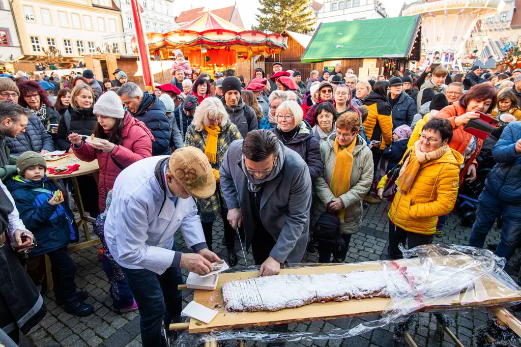 OB Armin Müller beim Stollenanschnitt auf dem Naumburger Markt.