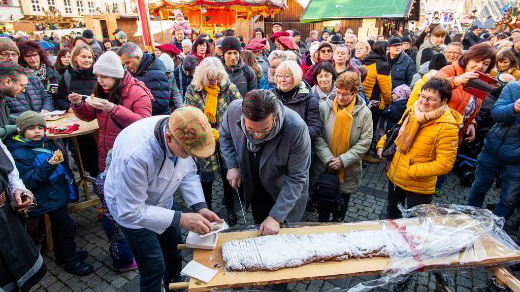 Naumburgs Oberbürgermeister Armin Müller beim Stollenanschnitt 2024.