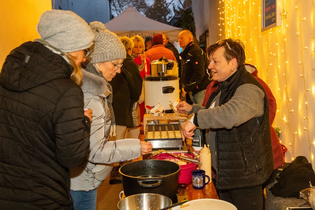 Am Steinweg versorgte Yvette Kloß die Gäste mit Poffertjes.