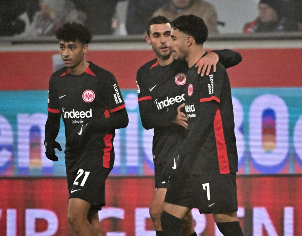 Ellyes Skhiri beglückwünscht Omar Marmoush zu dessen Treffer.
