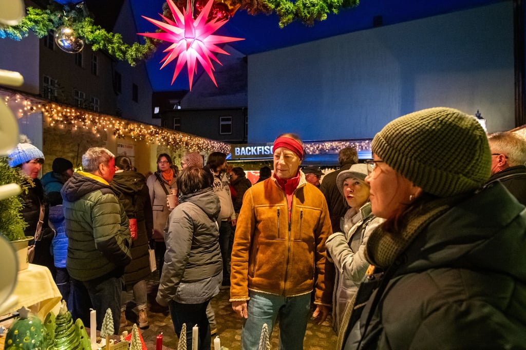 Nina Perner (r.) aus Leipzig, auch "Töpfermutti" genannt,  stellte auf dem Foto-Hof der Familie Becker in der Hirschpassage aus.