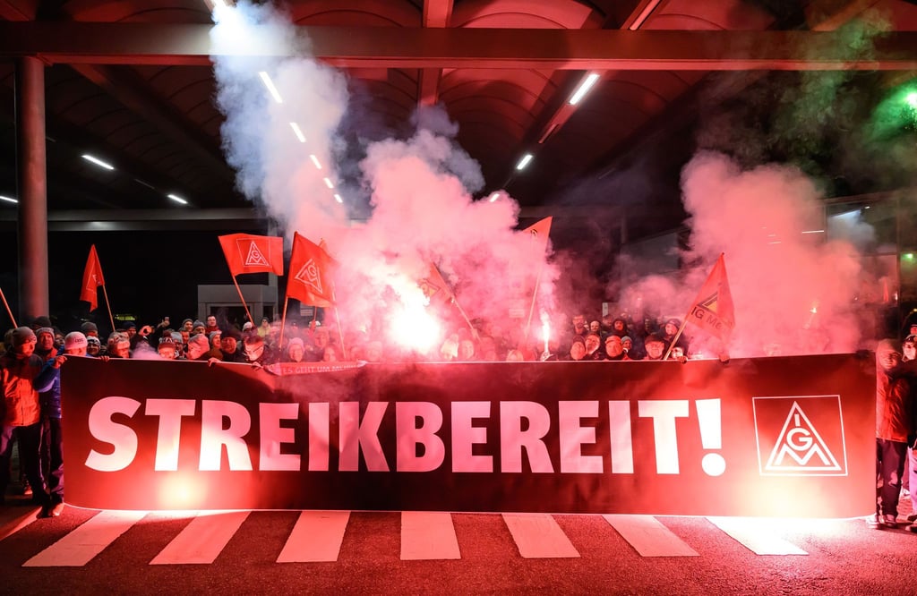 Zum Ende der Friedenspflicht bekunden Beschäftigte von Volkswagen ihre Streikbereitschaft.