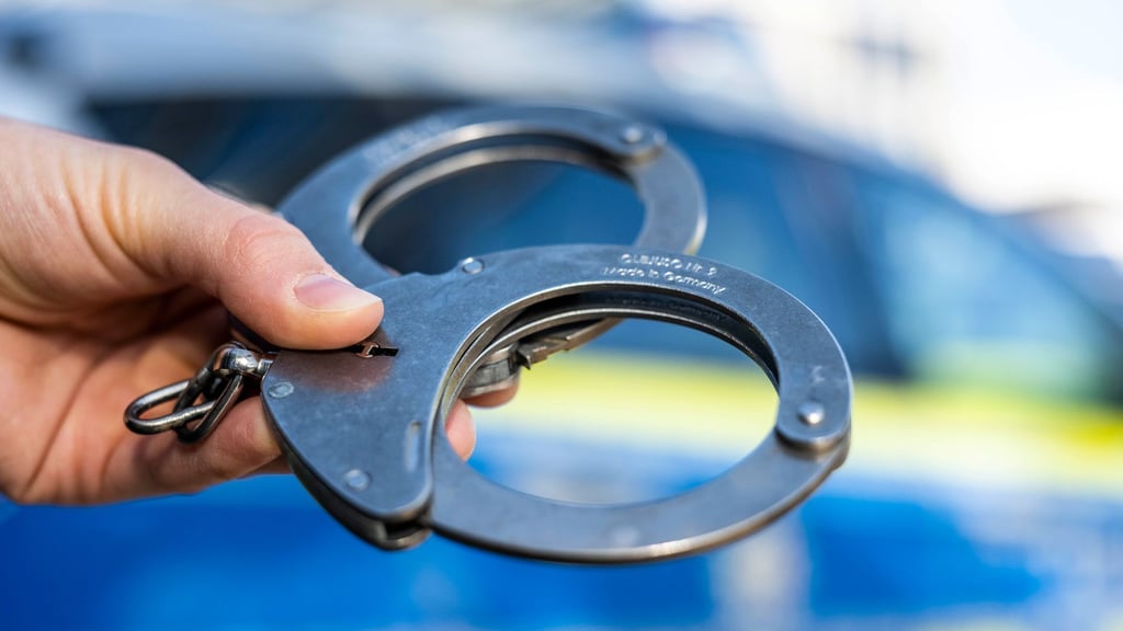 Weil ein Mann auf einem Spielplatz masturbiert hat, wurde er in Magdeburg festgenommen.