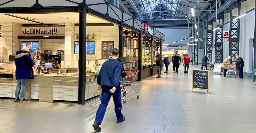 Neben Supermarkt, Discounter und Drogerie gibt es unter anderem auch ein Imbissangebot mit Mittagstisch sowie eine Bäckerei mit Café in der Passage.
