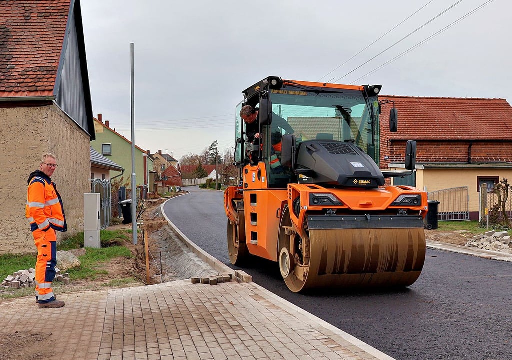 Die Kleine Straße in Hohengöhren bekommt nach dem Asphaltieren und Verlegen der Erdkabel wieder einen Gehweg.