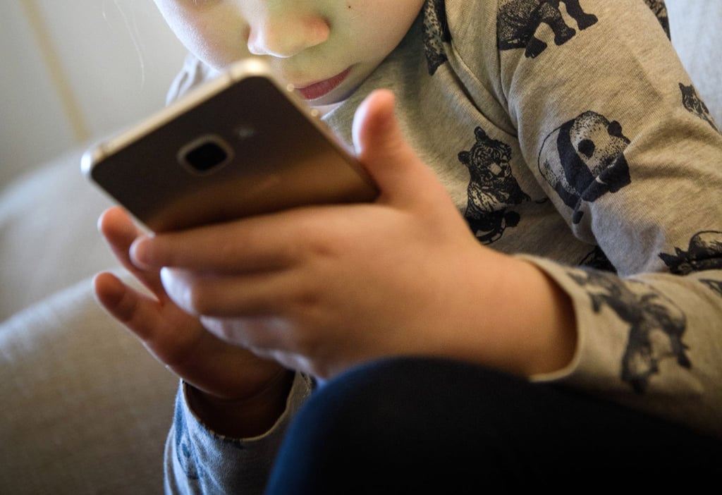 Ab zehn Jahren haben die meisten Kinder in Deutschland ein eigenes Smartphone. (Symbolbild)