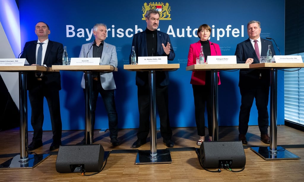 Nach dem Bayerischen Autogipfel präsentiert Markus Söder (M) die Ergebnisse.