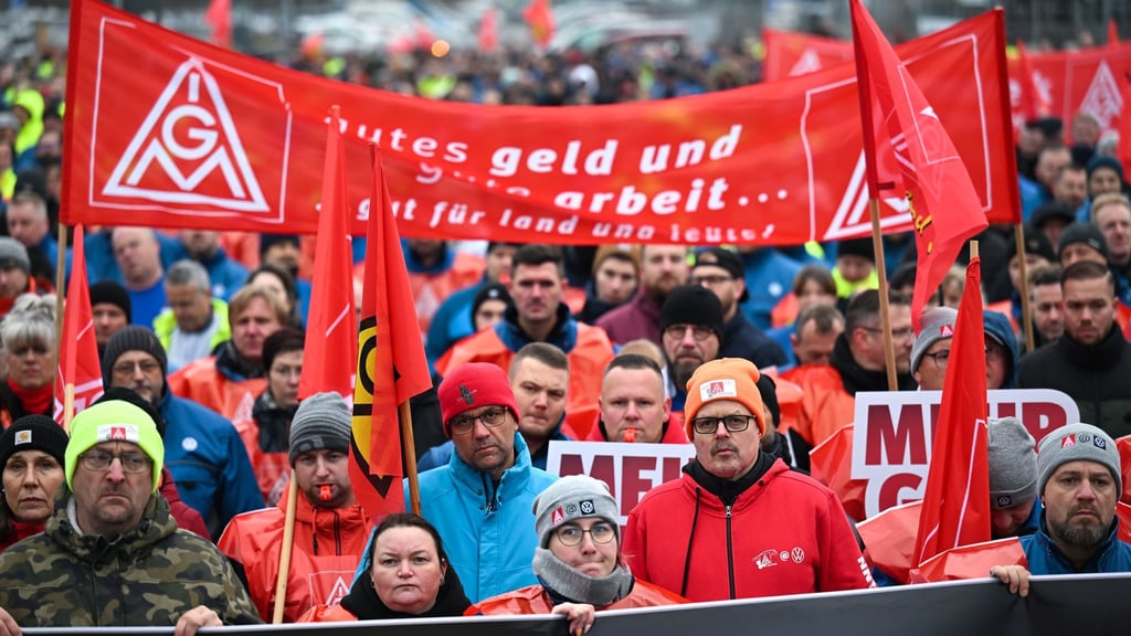 Autoindustrie „Wir haben die Schnauze voll“ Warnstreik bei VW Sachsen