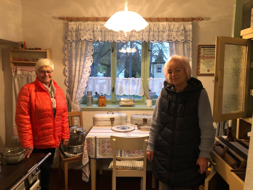Erika Steinkopff (l.) und Diana Streckel zeigen das Herzstück der Ausstellung in der Gröbener Heimatstube: Eine Küche aus den 1930er Jahren mit Kohleofen und Speisekammer.