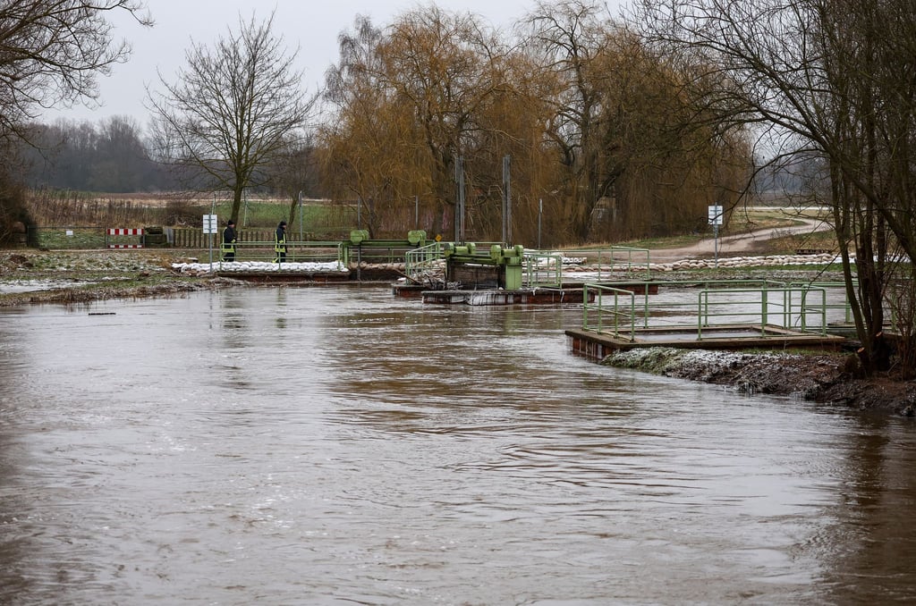 Beim Hochwasser an der Helme Anfang des Jahres hatte der Landkreis Mansfeld-Südharz den Katastrophenfall ausgerufen. Ein eigenständiges Gewässerentwicklungskonzept gibt es für den Fluss bisher nicht. (Archivbild)