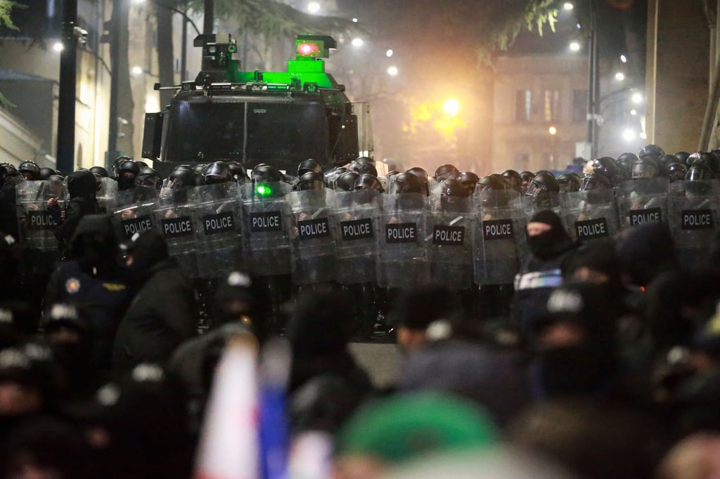 Ein Großaufgebot von Sicherheitskräften und zahlreiche Demonstranten stehen sich bei den Protesten gegenüber.
