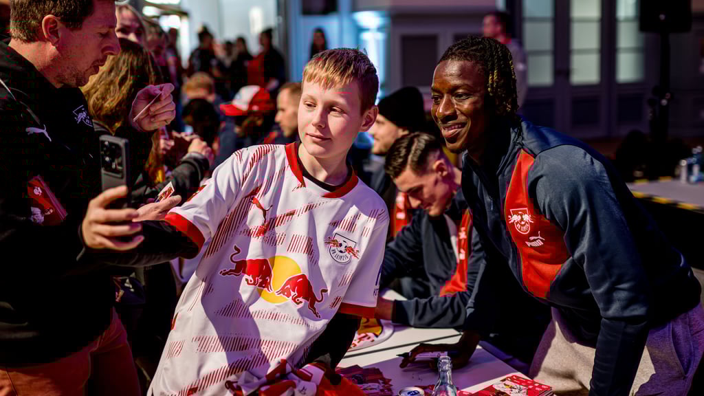 Amadou Haidara erfüllt auf der OFC-Weihnachtsfeier Selfie-Wünsche.