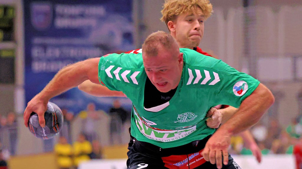 Der HC Aschersleben, hier mit Chris Hoffmann am Ball, konnte in Bad Blankenburg überzeugen, verlor beim Favoriten denkbar knapp.