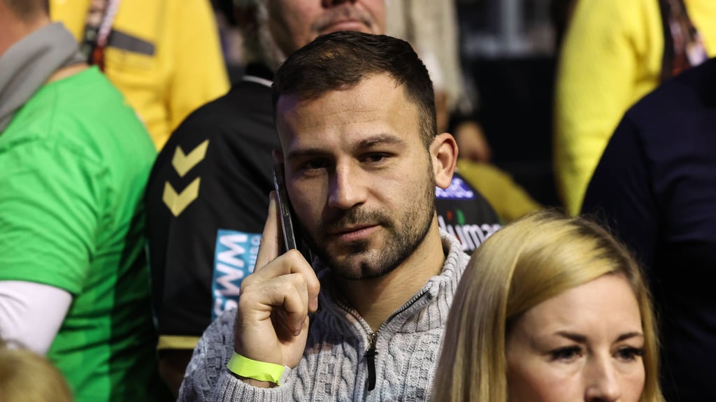 Aleksa Marusic umzingelt von Zuschauern: Der FCM-Spieler schaute sich das Spiel des SC Magdeburg in der Getec-Arena an.