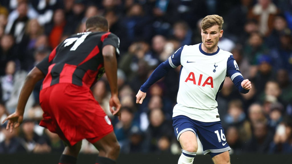 Timo Werner geht gegen Issa Diop ins Dribbling.