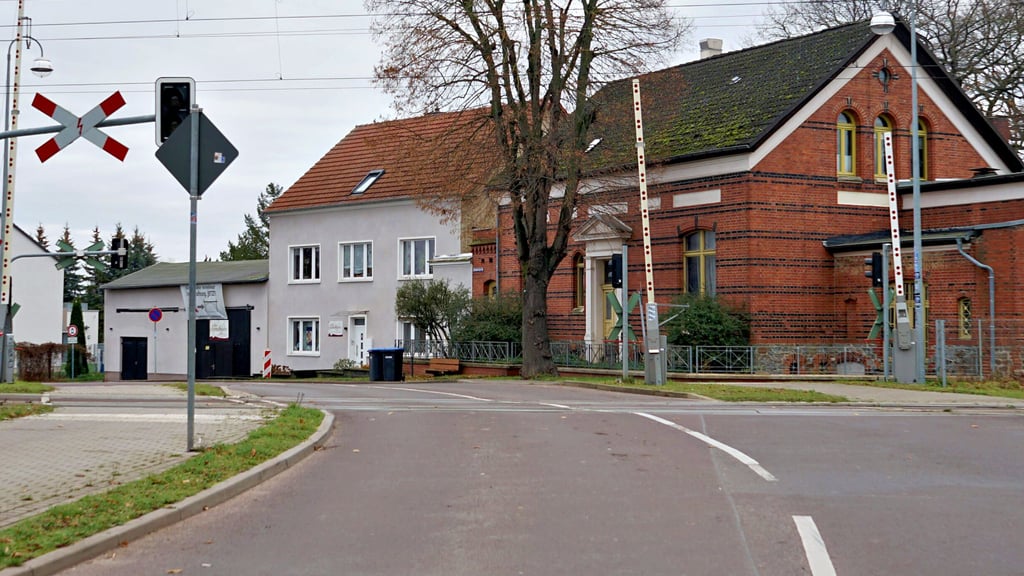 Wie weiter mit dem Bahnübergang Bahnhofstraße in Wolmirstedt? Erst soll es einen Tunnel geben, dann eine Brücke im Norden Wolmirstedts, nun wieder den Tunnel.