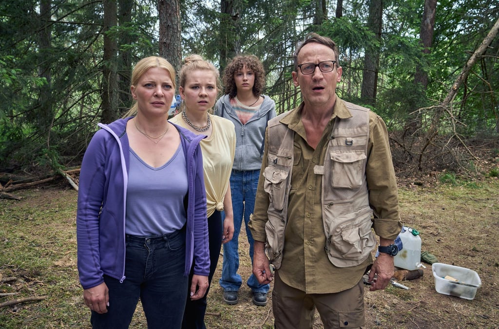 Thomas Wellmann (Wotan Wilke Möhring, rechts) bereitet sich mit seiner Frau Eva (Jördis Triebel, links) und den Töchtern Paula (Daria Vivien Wolf, Zweite von links) und Jenny (Josefine Keller) auf einen erneuten Blackout vor - eine Szene aus „Blackout bei Wellmanns“. Der Film lief im März bei Arte und kommt nun im ZDF.