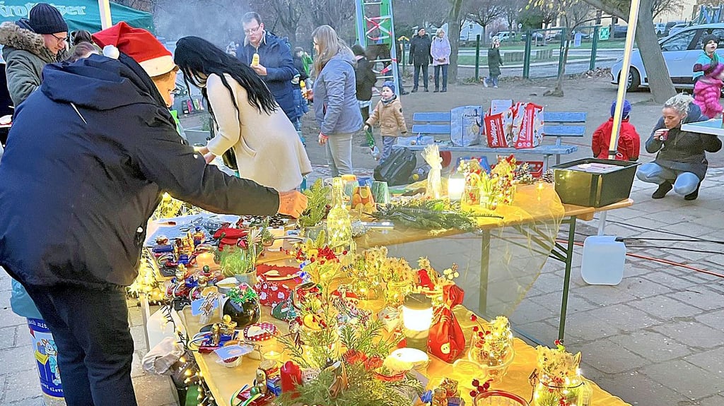 Festlich beleuchtete Stände mit liebevoll Selbstgemachtem lassen an der Grundschule Pfeilergraben die Wahl zur Qual werden.