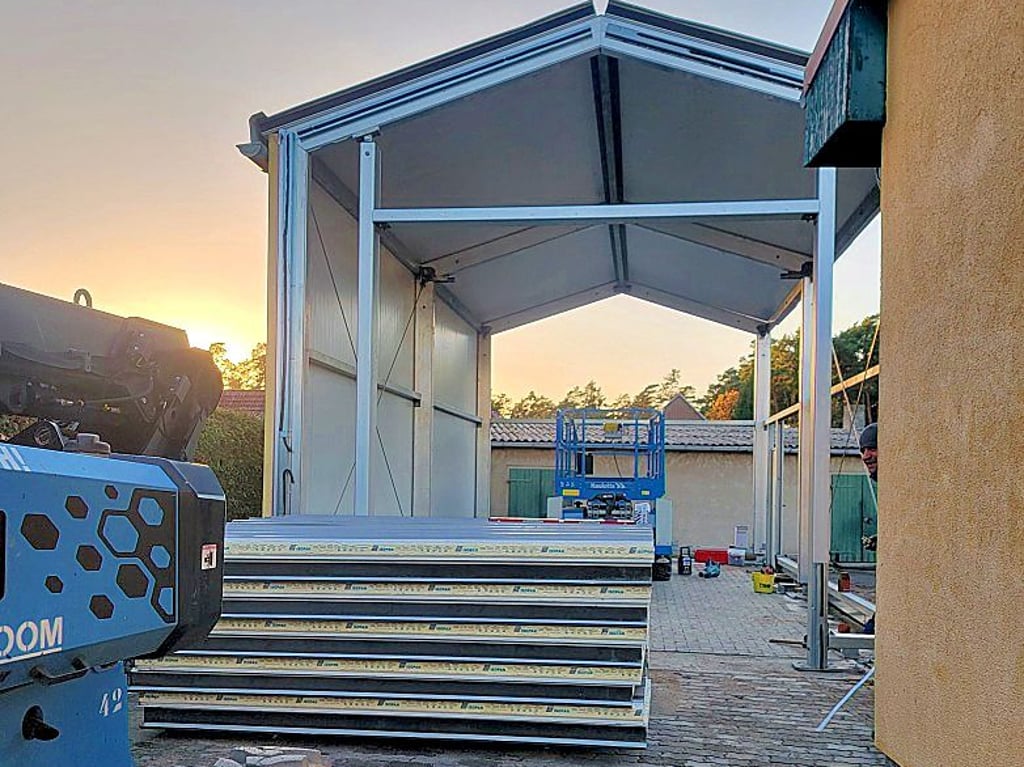 Wenn das nicht ins Auge fällt: Diese Leichtbauhalle in Ihleburg dient der Feuerwehr.