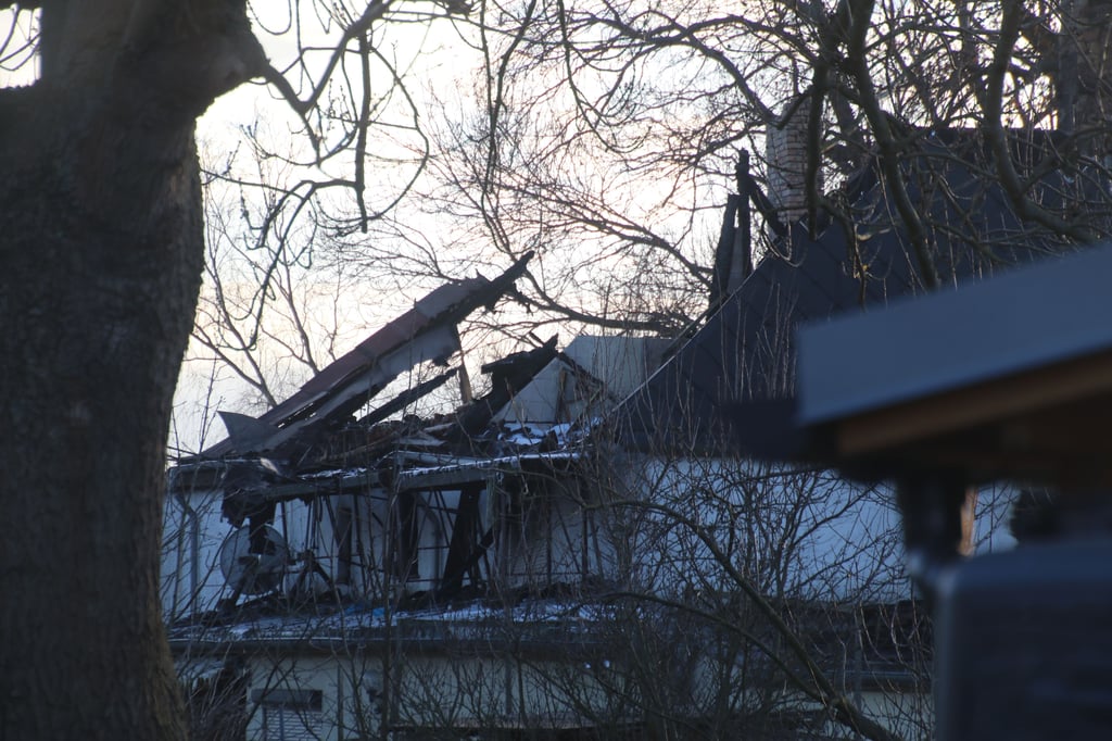 Die Flammen ließen vom Dachgeschoss nicht mehr viel übrig.