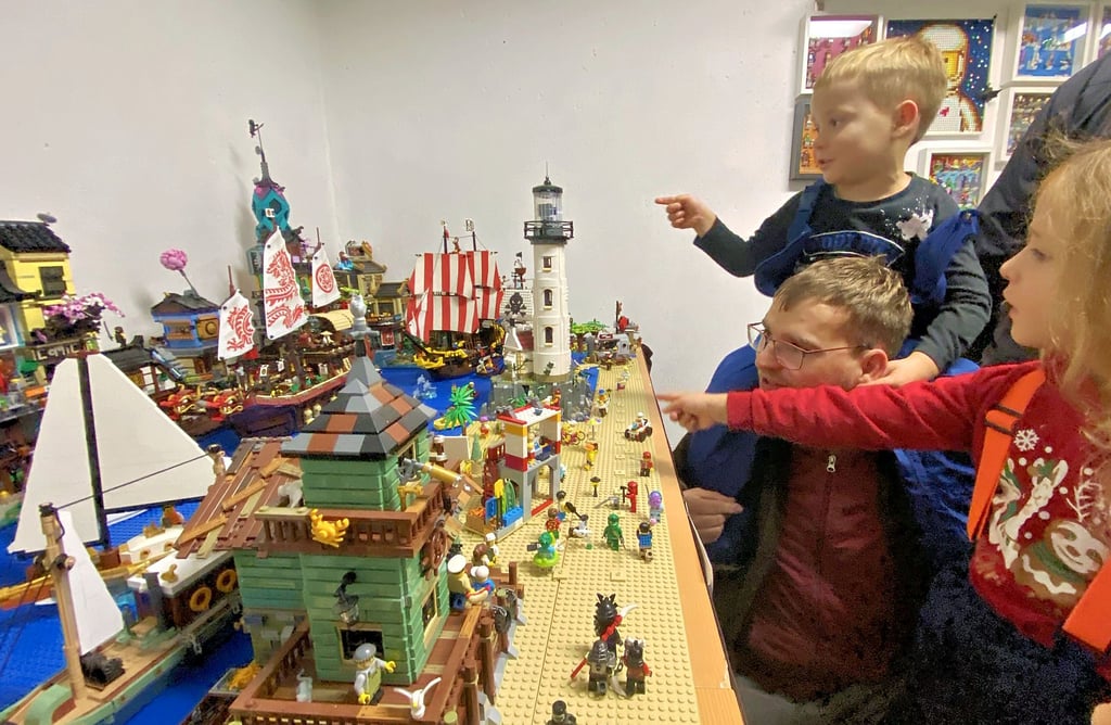 Die Lego-Anlage kam auch bei Bernd Werg und seinen Kindern Margarethe und Johannes gut an.
