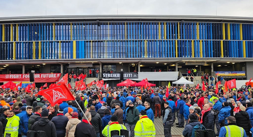Laut Gewerkschaft kamen mehr als 4500 VW-Mitarbeiter vor das Eintracht-Stadion