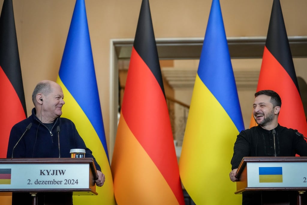 Bei ihrer gemeinsamen Pressekonferenz in Kiew hatte Bundeskanzler Olaf Scholz (l, SPD) und der ukrainische Präsident Wolodymyr Selenskyj nicht nur ernste Themen.