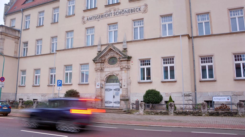 Gefährliche Körperverletzung wird einem einem Vater-Sohn-Gespann aus Calbe im Schönebecker Amtsgericht vorgeworfen.
