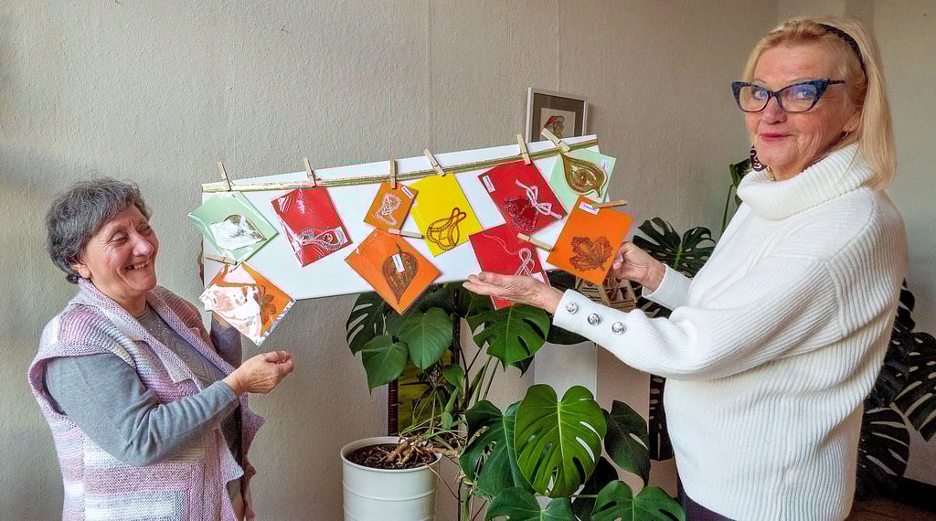 Brunhilde Schmehl (l.) und Marion John von der Kulturwerkstatt Gommern dekorieren die Räume mit handgefertigten, weihnachtlichen Arbeiten. 