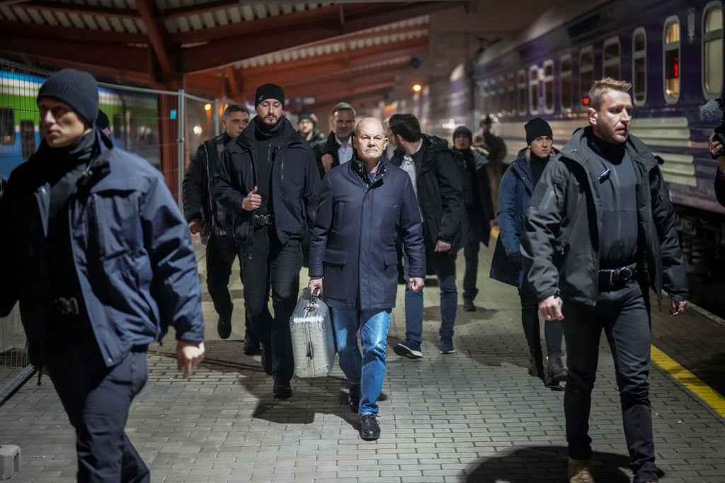 Sonst stets mit schwarzer Aktentasche, in der Ukraine nun mit silbernem Koffer: Bundeskanzler Olaf Scholz.