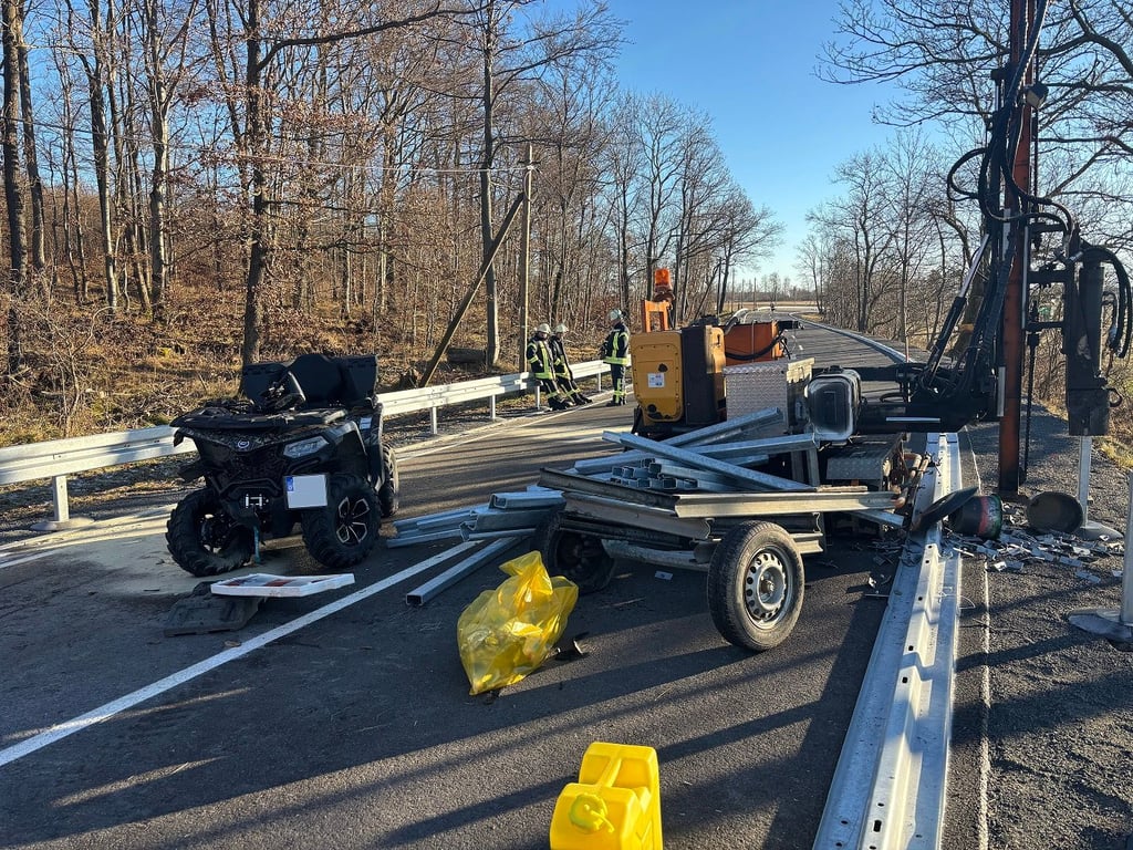 Bei einem Unfall auf der B242 im Harz bei Stiege ist ein Mann schwer verletzt worden.