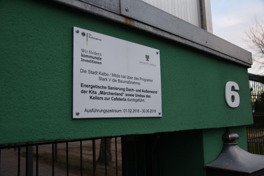 Dieses Schild an der Fassade des Märchenlandes erinnert an die vorherigen Arbeiten.
