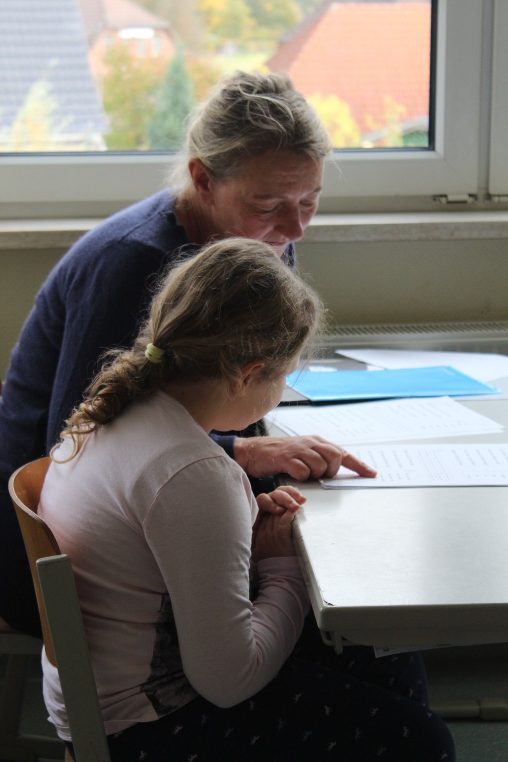 Einmal die Woche unterstützt Sabine Schoster in der Wander-Grundschule Kinder beim Lesen lernen.