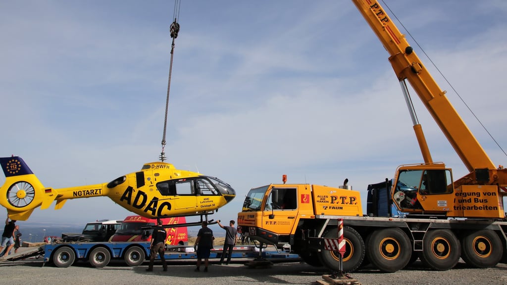 Einer der ganz besonders spektakulären Einsätze von PTP aus dem Wernigeröder Ortsteil Silstedt: Bergung und Abtransport eines havarierten ADAC-Notarzt-Helikopters am 19. September 2018 auf dem Brockenplateau. "Spektakulär zwar, aber für uns und unseren 60-Tonnen-Kran überhaupt kein Ding", so der bisherige Firmenchef Jens Pfeiffer.