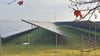 Der Solarpark auf dem Salzwedeler Fuchsberg und im Hintergrund Windräder: Die Produktion von Strom aus erneuerbaren Energien steigt in der Einheitsgemeinde von Jahr zu Jahr. 