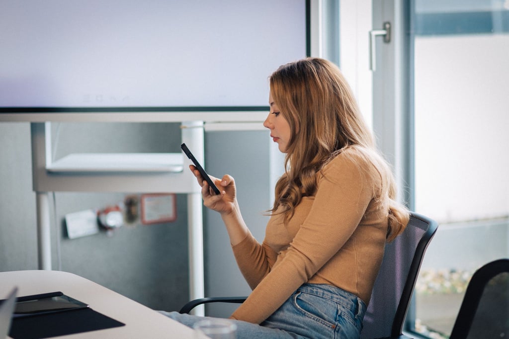 Ständige Smartphone-Nutzung kann im Arbeitsalltag die Konzentration beeinträchtigen.