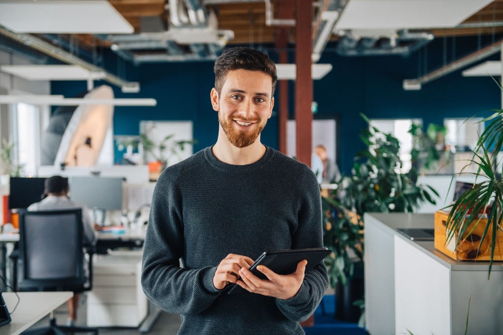 Yay, kleiner Bonus! Arbeitnehmerinnen und Arbeitnehmer erhalten im Dezember 2024 etwas mehr Nettogehalt, da der Grundfreibetrag rückwirkend auf 11.784 Euro erhöht wurde.