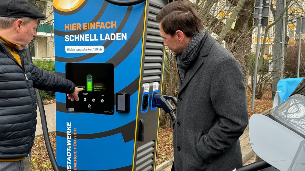 Steffen Kerlin, Prokurist der Halberstadtwerke (links), und Oberbürgermeister Daniel Szarata an der neuen Schnellladesäule in Halberstadts Zentrum.