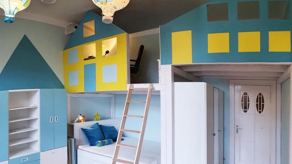 Altbauräume lassen oft eine Aufteilung in zwei Ebenen zu. Durch Hochbetten können so auf wenigen Quadratmetern Platz für zwei Betten entstehen.