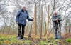 Hermann und Engelbert Seeber beim Pflanzen der Winterlinde. Zu ihrem 80. Geburtstag hatten sie die Spendensammlung  initiiert.