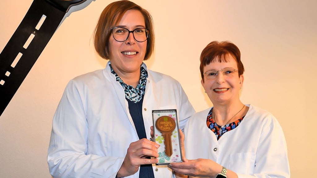 Die Zerbster HNO-Ärztin Barbara Herms (r.) übergab symbolisch den Schlüssel ihrer Praxis an Nachfolgerin Dr. Zsuzsanna Ruzsicska.