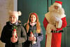 Martha (8) und Irma (10) hatten Gedichte für den Weihnachtsmann vorbereitet. Dafür gab es bei der Kinderweihnachtsfeier in Volgfelde Schokolade und einen Gutschein für einen Besuch im Tierpark in Stendal.