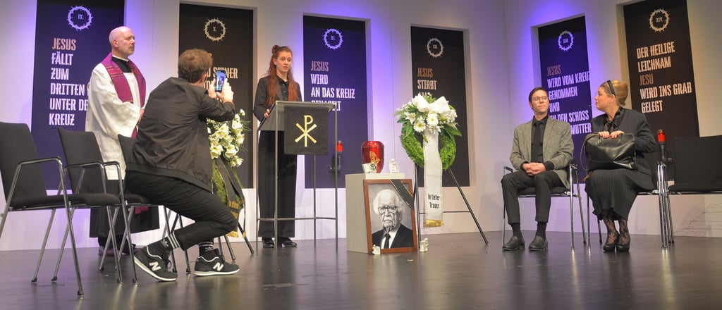 Szene aus der öffentlichen Generalprobe des Stückes "Kalter, weißer Mann" am Theater Eisleben.