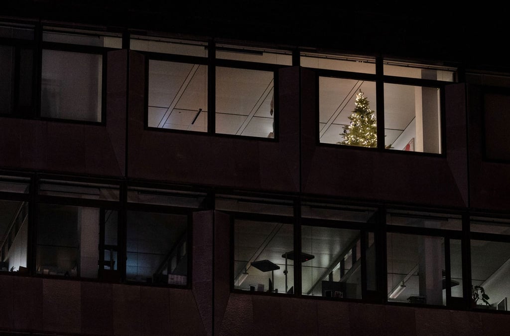 Entspannter(er) Abschluss statt Überstunden: Wer jetzt die richtigen Prioritäten setzt, kann die Zeit bis zum Weihnachtsurlaub weniger gestresst überstehen.