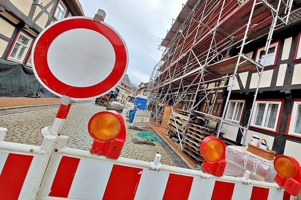 Um das Notdach abzubauen, ist die Ortsdurchfahrt voll gesperrt.